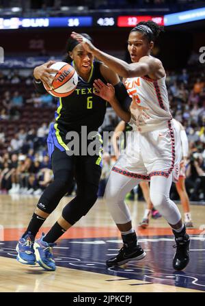 Uncanville, CT, Stati Uniti. 18th ago, 2022. Dallas Wings #6 Kayla Thornton cerca di superare CT Sun #25 Alyssa Thomas durante il gioco WNBA nel gioco 1 della loro prima serie di playoff alla Mohegan Sun Arena. (Credit Image: © Stan Godlewski/ZUMA Press Wire) Foto Stock