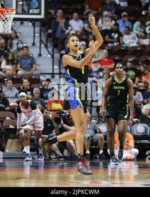 Uncanville, CT, Stati Uniti. 18th ago, 2022. Dallas Wings #0 Satou Sabally guarda un colpo che viaggia per tutta la lunghezza del campo trova il suo segno per 3 al buzzer che termina il primo trimestre durante il gioco WNBA in Game 1 della loro prima serie di playoff al Mohegan Sun Arena. (Credit Image: © Stan Godlewski/ZUMA Press Wire) Foto Stock