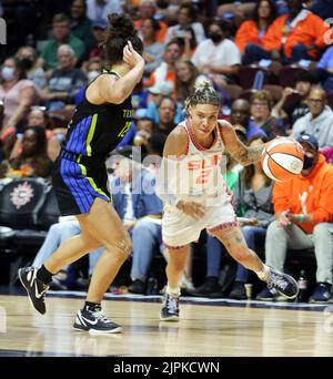 Uncanville, CT, Stati Uniti. 18th ago, 2022. CT Sun #2 Natisha Hiedeman supera Dallas Wings #12 Veronica Burton durante il WNBA Game 1 della loro serie di playoff al Mohegan Sun Arena. (Credit Image: © Stan Godlewski/ZUMA Press Wire) Foto Stock