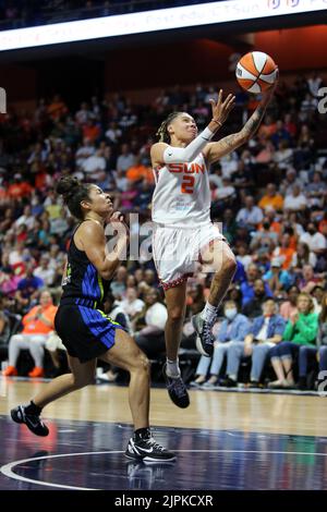 Uncanville, CT, Stati Uniti. 18th ago, 2022. CT Sun #2 Natisha Hiedeman va per un facile 2 contro Dallas Wings #12 Veronica Burton durante il WNBA Game 1 della loro prima serie di playoff al Mohegan Sun Arena. (Credit Image: © Stan Godlewski/ZUMA Press Wire) Foto Stock