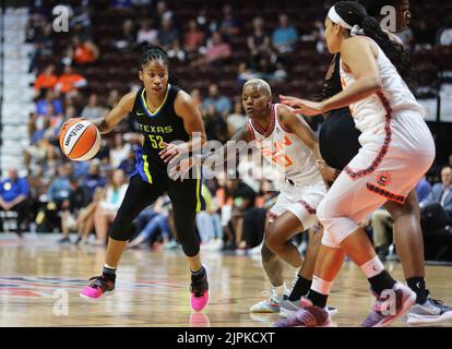 Uncanville, CT, Stati Uniti. 18th ago, 2022. Dallas Wings # 52 Tyasha Harris guida oltre CT Sun # 10 Courtney Williams durante il gioco WNBA in Game 1 della loro prima serie di playoff al Mohegan Sun Arena. (Credit Image: © Stan Godlewski/ZUMA Press Wire) Foto Stock