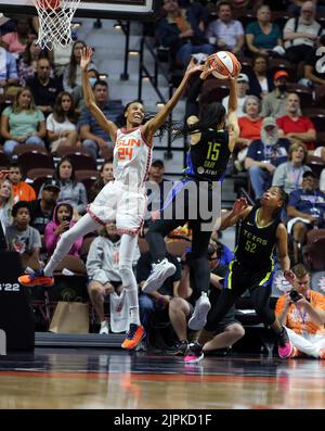 Uncanville, CT, Stati Uniti. 18th ago, 2022. Dallas Wings #15 Alisha Gray spara su CT Sun #24 DeWanna Bonner durante il WNBA Game 1 della loro prima serie di playoff alla Mohegan Sun Arena. (Credit Image: © Stan Godlewski/ZUMA Press Wire) Foto Stock