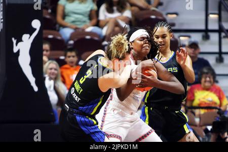 Uncanville, CT, Stati Uniti. 18th ago, 2022. I Dallas Wings #3 Marina Mabrey e #0 Satou Sabally combattono CT Sun #35 Jonquel Jones per la palla durante il WNBA Game 1 della loro prima serie di playoff al Mohegan Sun Arena. (Credit Image: © Stan Godlewski/ZUMA Press Wire) Foto Stock