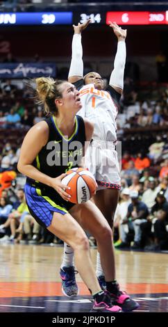 Uncanville, CT, Stati Uniti. 18th ago, 2022. Dallas Wings #3 Marina Mabrey Vs CT Sun #1 Odyssey Sims Under the Basket durante il WNBA Game 1 della loro serie di playoff di primo turno alla Mohegan Sun Arena. (Credit Image: © Stan Godlewski/ZUMA Press Wire) Foto Stock