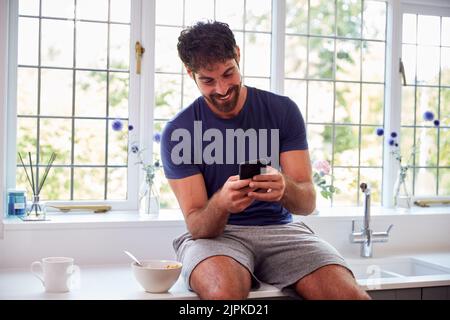 uomo, casa, colazione, online, smartphone, tipo, uomini, case, colazioni, onlines, smartphone, smartphone, smartphone Foto Stock