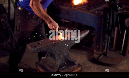 lavori di ferro, martellatura, fabbro, lavori di ferro, fabbri Foto Stock