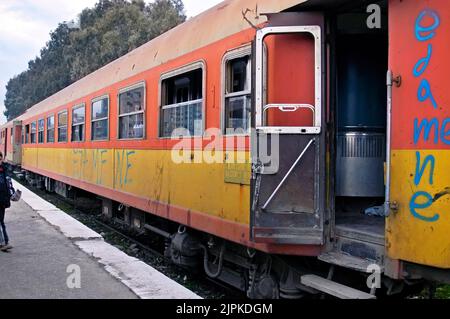Trasporto ferroviario di passeggeri albanese in cattive condizioni, Durres, Albania Foto Stock