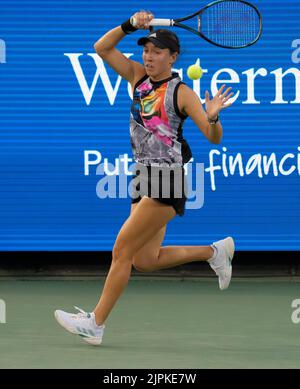 18 agosto 2022: Jessica Pegula (USA) ha sconfitto Emma Raducanu (GBR) 7-5, 6-4, al Western & Southern Open in corso di partita al Lindner Family Tennis Center di Cincinnati, Ohio/USA © Leslie Billman/Tennisclix/CSM Foto Stock