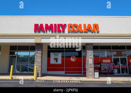 Bloomsburg, Stati Uniti. 18th ago, 2022. Una vista esterna di un negozio Family Dollar vicino a Bloomsburg. Credit: SOPA Images Limited/Alamy Live News Foto Stock