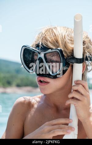 Ritratto di bambino che indossa maschera subacquea e snorkeling. Foto Stock