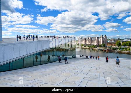 OSLO, NORVEGIA – 10 LUGLIO 2022: Lungomare di Oslo, Teatro dell'Opera Nazionale Foto Stock