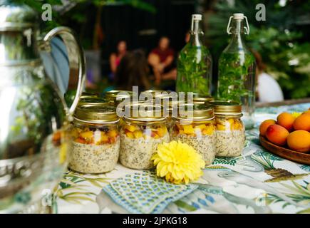 Vasetti di chia e dessert di semi di mango Foto Stock