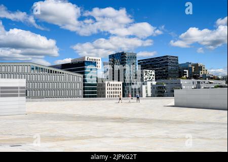 OSLO, NORVEGIA – 10 LUGLIO 2022: Oslo, vista degli edifici del Codice a barre dal Teatro Nazionale dell'Opera Foto Stock