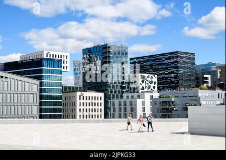 OSLO, NORVEGIA – 10 LUGLIO 2022: Oslo, vista degli edifici del Codice a barre dal Teatro Nazionale dell'Opera Foto Stock