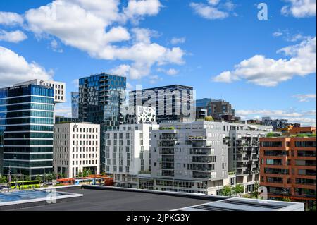 OSLO, NORVEGIA – 10 LUGLIO 2022: Oslo, vista degli edifici del Codice a barre dal Teatro Nazionale dell'Opera Foto Stock