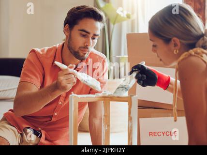 La pittura della coppia o decorare la tabella o la sedia di legno riciclando e la mobilia di Thrift per un progetto domestico di miglioramento in appartamento. Uomo creativo e fai da te Foto Stock