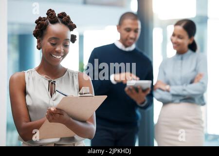 Pianificazione, organizzazione del responsabile delle risorse umane con una lista di controllo degli appunti per il flusso di lavoro, le idee sulle attività o la gestione dei progetti in uffici, luoghi di lavoro o aziende impegnati. Femmina Foto Stock