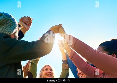 Riuniamo e celebriamo la nostra diversità. Un gruppo di giovani studenti che si divertono insieme. Foto Stock