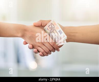 Scambio di denaro, trattativa o handshake commerciale di mani che danno denaro a un banchiere di un consulente finanziario. Mano con la crescita finanziaria, profitto di investimento o. Foto Stock