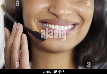 . Operatore di call center, telemarketing o addetto alle vendite con cuffie per un eccellente servizio clienti. Sorriso di primo piano di un dipendente o di una donna dell'assistenza clienti Foto Stock