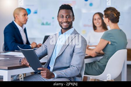 Ritratto di un uomo d'affari fiducioso che conduce una riunione in un ufficio moderno, sorridente e dotato. Buon maschio nero che discute le strategie innovative Foto Stock