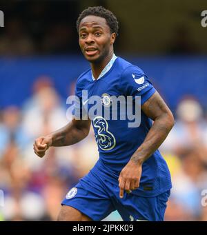Londra, Regno Unito. 14th ago, 2022. 14 ago 2022 - Chelsea contro Tottenham Hotspur - Premier League - Stamford Bridge Chelsea's Raheem Sterling durante la partita della Premier League a Stamford Bridge, Londra. Picture Credit: Notizie dal vivo su Mark Pain/Alamy Foto Stock