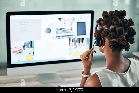 Online, business e supporto di un consulente o di un agente di assistenza clienti professionale durante una chiamata sul posto di lavoro. Internet, web e servizi remoti di donne Foto Stock