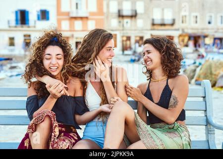 La vita è migliore con i veri amici. girlfriends in vacanza. Foto Stock