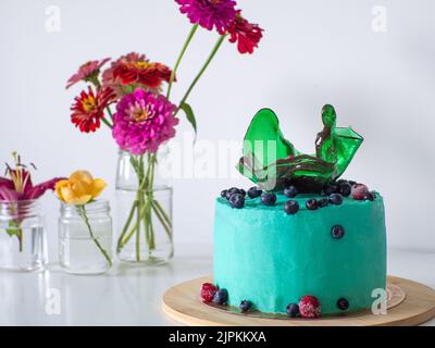 Torta verde con mirtillo su fondo bianco Foto Stock