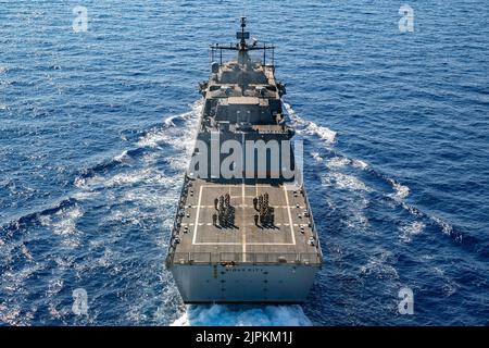 Mar Mediterraneo. 6th ago, 2022. I marinai si posano per una foto mentre la nave da combattimento litoranea di classe Freedom USS Sioux City (LCS 11) transita nel Mar Mediterraneo, agosto. 6, 2022. Sioux City si trova in una distribuzione programmata nell'area operativa delle forze navali statunitensi in Europa, impiegata da U.S. Sesta Fleet, per difendere gli interessi degli Stati Uniti, degli alleati e dei partner. Credit: US Navy/ZUMA Press Wire Service/ZUMAPRESS.com/Alamy Live News Foto Stock