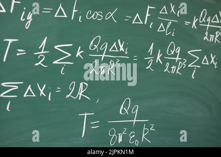 Formule matematiche scritte su lavagna. Foto Stock