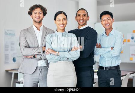 Team di dipendenti diversi, felici e orgogliosi felici e sorridenti per il successo aziendale in ufficio. Ritratto di una leader femminile con un gruppo di Foto Stock