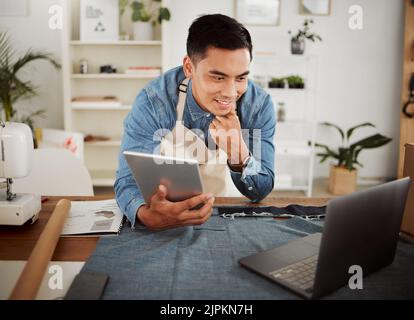 Progettazione online di stilisti di moda per l'ordine di prodotti, la logistica di avviamento e l'industria creativa in uno studio. Uomo felice, piccolo imprenditore e stilista Foto Stock