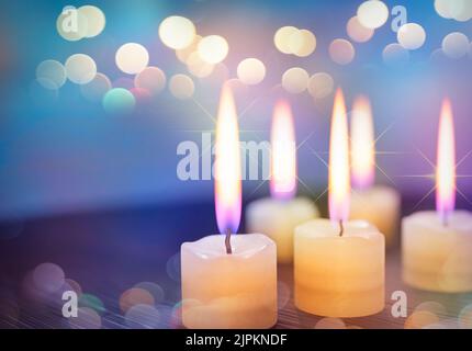 cinque candele corte spesse di cera bruciano su un tavolo di legno. rituale di festa religiosa, pulizia, meditazione Foto Stock