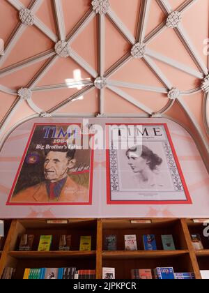 Time magazine poster tra cui George Orwell all'interno della Livraria Lello aka Lello Bookstore a Porto, Portogallo. Foto Stock