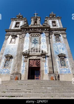 Igreja de Santo Ildefonso aka Chiesa di San Ildefonso. Le piastrelle blu e bianche chiamate Azulejos rappresentano eventi storici. Porto, Portogallo. Foto Stock