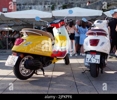 Vespe colorate parcheggiate nel quartiere di Ribeira aka a Porto, Portogallo Foto Stock