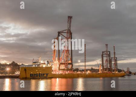 Rushbrooke, Cork, Irlanda. 19th agosto, 2022. La prima delle tre gru a container a terra viene caricata sul ponte della nave Biglift Baffin presso il Cork Dockyard, Rushbrooke, Co. Cork, Irlanda. Costruite da Liebherr a Killarney, le gru sono i più grandi oggetti singoli mai progettati in Irlanda per essere spediti fuori dal paese ai cantieri navali di New York e New Jersey. Credit; David Creedon / Alamy Live News Foto Stock