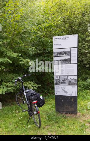 Schlagsdorf , Germania - 31 luglio 2022: Pedalando lungo la strada di confine nella Riserva Naturale della Biosfera Schaalsee parte della cintura verde lungo l'ex confine di Est e Wets Germania Foto Stock