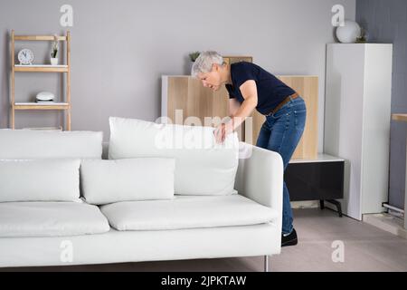 Donna ha perso la chiave o il telefono. Ricerca di qualcosa Foto Stock