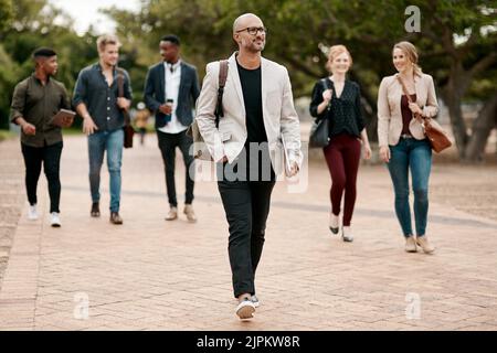 Viaggi d'affari, a piedi o in viaggio per imprenditori, colleghi diversi o leader di gruppo in città, città o in centro. Sicuro, motivato o. Foto Stock