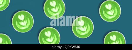 Banner con motivo con aromatizzato verde matcha arte tazza vista dall'alto è sul tavolo in plastica nel caffè. Stile piatto. Foto Stock