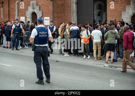 Lembeke, Belgio. 19th ago, 2022. L'immagine mostra decine di richiedenti asilo in attesa all'ingresso del centro di registrazione Fedasil Klein Kasteeltje - Petit Chateau a Bruxelles, venerdì 19 agosto 2022. FOTO DI BELGA JAMES ARTHUR GEKIERE Credit: Belga News Agency/Alamy Live News Foto Stock