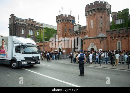 Lembeke, Belgio. 19th ago, 2022. L'immagine mostra decine di richiedenti asilo in attesa all'ingresso del centro di registrazione Fedasil Klein Kasteeltje - Petit Chateau a Bruxelles, venerdì 19 agosto 2022. FOTO DI BELGA JAMES ARTHUR GEKIERE Credit: Belga News Agency/Alamy Live News Foto Stock