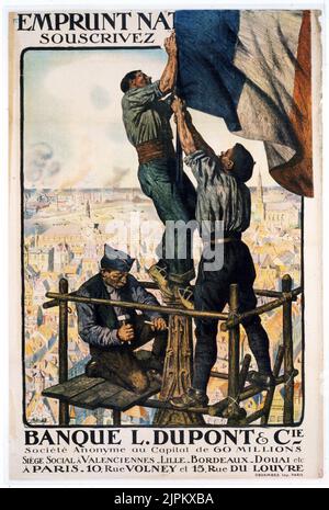 Banque L. Dupont & Cie. Tre uomini su un ponteggio che fissano una bandiera francese alla cima della guglia di un edificio. Jonas, Lucien, 1880-1947, artista. Foto Stock