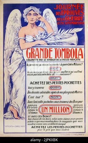 Journée des Éprouvés de la Guerre. Grande tombola organisée par le Syndicat de la Presse Francaise. Vittoria, con ali e tromba, appoggiata su un cartello promozionale per la lotteria. Parigi 1915. Traduzione del titolo: Giornata per le vittime della guerra, con una lotteria organizzata dall'Unione della Stampa francese. Foto Stock