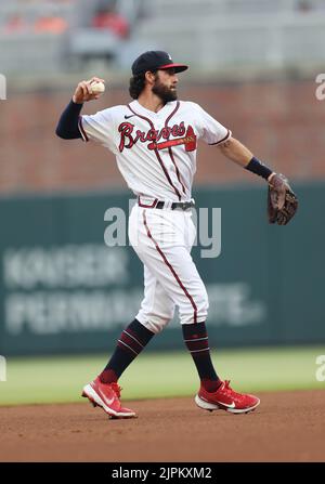 Atlanta, Georgia. Stati Uniti; Atlanta Braves shortstop Dansby Swanson (7) getta al primo per l'out durante una partita di baseball della Major League contro l'Atlanta Bra Foto Stock