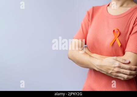 Nastro arancione per leucemia, giornata del cancro del rene, sclerosi multipla mondiale, CRPS, mese di consapevolezza di auto-lesione. Sanità e concetto di giornata del cancro di parola Foto Stock