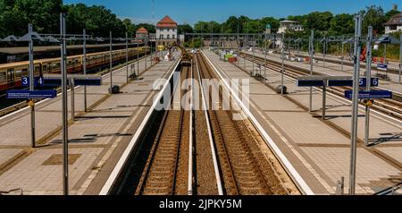 Piattaforme e binari alla stazione della S-Bahn Olympiastadion, Berlino Charlottenburg, Germania Foto Stock