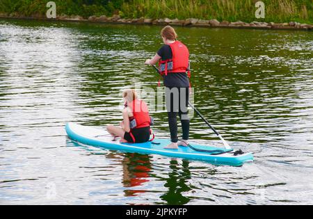 Paddle boarding sul lago Fairhaven, Lytham St Annes, Blackpool, Lancashire, Regno Unito, Europa Foto Stock